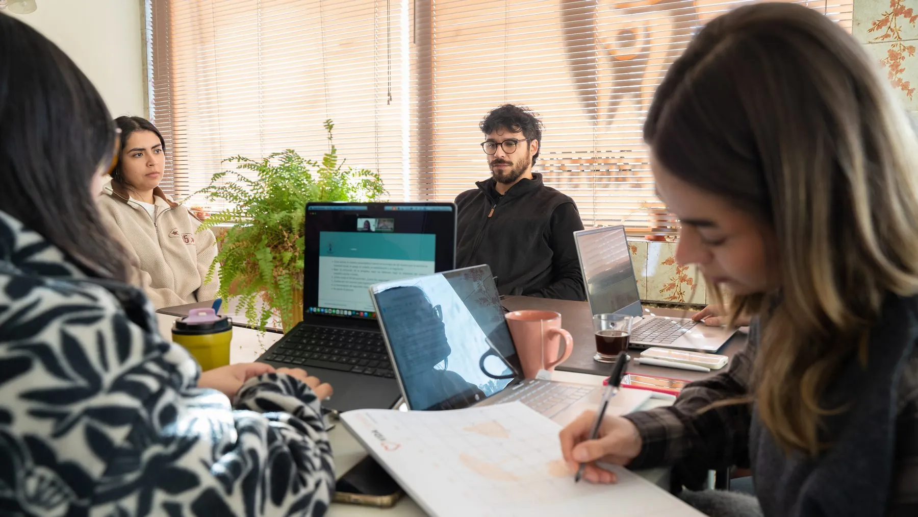 Equipo participando en una capacitación de Arboleda de la Consciencia